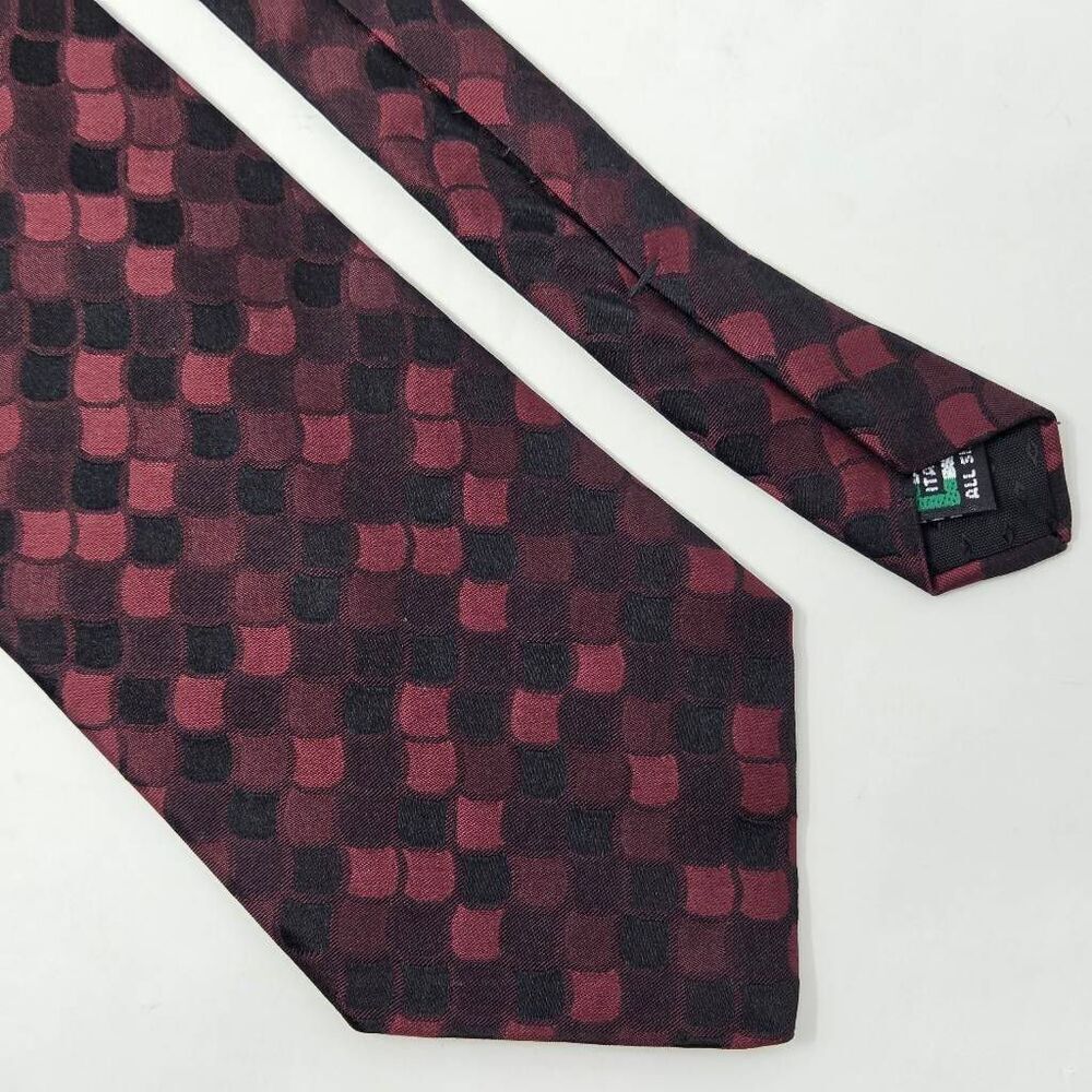 GREG CHAPMAN EXECUTIVE TAILORED SILK TIE BURGUNDY BLACK FISH SCALE 4" X 57"